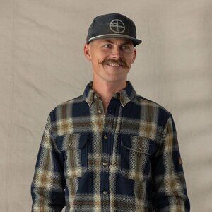 Men's Navy & Tan Plaid Button-Down Shirt - Casual Flannel